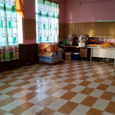 Gran sala ludoteca con juegos y suelo de cuadrados