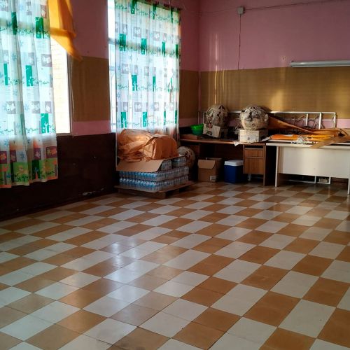 Gran sala ludoteca con juegos y suelo de cuadrados