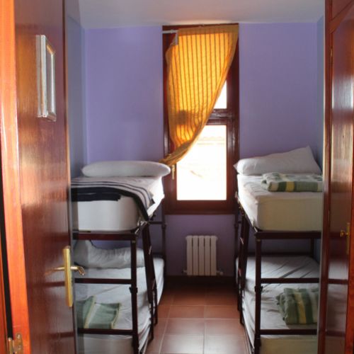 Interior de habitación con literas dobles tipo acordeón
