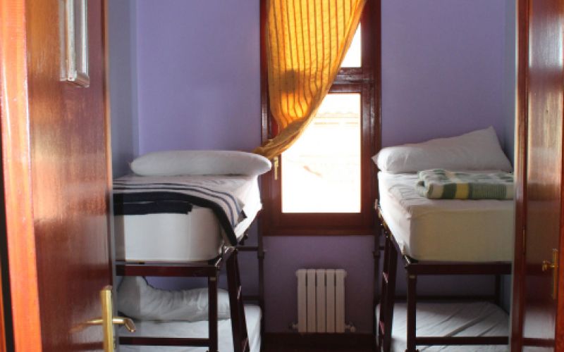 Interior de habitación con literas dobles tipo acordeón